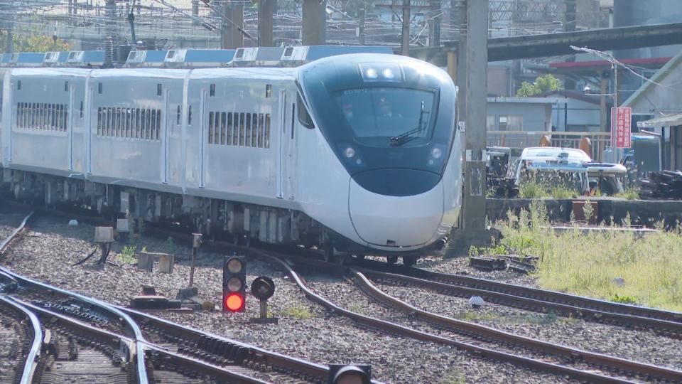 台鐵EMU3000車型的第305車次，昨遭不明人士塗抹穢物。（資料照，非事發列車）