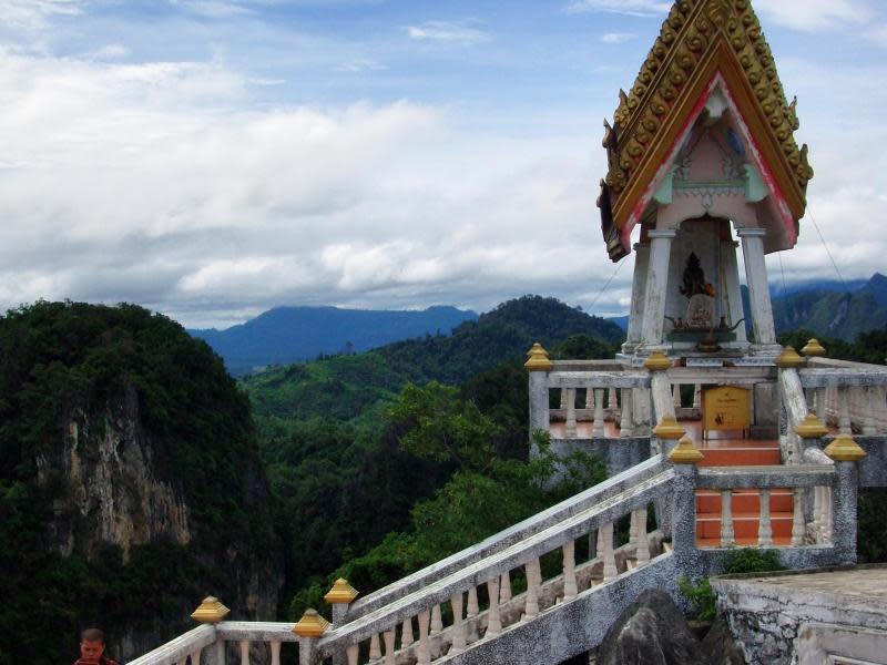 Das ist der Gipfel: Selbst auf dem Tempelberg in Thailand holt einen die moderne Technik ein - der Mönch hat ein iPad, und es gibt WLAN. Foto: Tobias Schormann