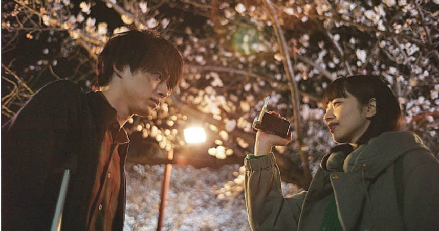 「櫻花紛飛中，茉莉與和人首次心意互通」是日本網友最喜歡的畫面。（圖／車庫提供）