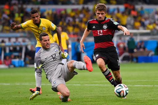 El atacante alemán Thomas Mueller elude al portero de Brasil Julio César para anotar en la semifinal del Mundial de Brasil disputada el 8 de julio de 2014 en Belo Horizonte (AFP | Fabricce Coffrini)