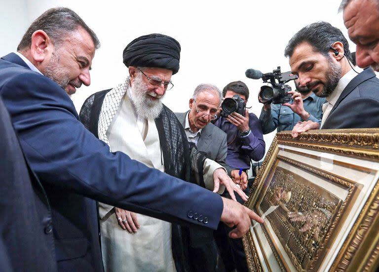 El líder supremo de Irán, el ayatollah Ali Khamenei, junto con el vicejefe de Hamas, Saleh Al-Arouri, y otros miembros de la delegación en Teherán el 22 de julio de 2019. 