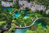 Seit 1979 zählt das Waldschutzgebiet Plitvicer Seen in Kroatien zum UNESCO-Weltkulturerbe. Der Park im Karstgebiet bietet 16 große und kleine Seen in einer Kalksteinschlucht, die über Flüsse und Wasserfälle miteinander verbunden sind. Die einzigartige Schönheit zieht etwa 900.000 Besucher pro Jahr an, die auf vielseitigen Spazier- und Wanderwegen am Ufer und über das Wasser den Nationalpark entdecken können. (Bild: iStock/gydyt0jas)