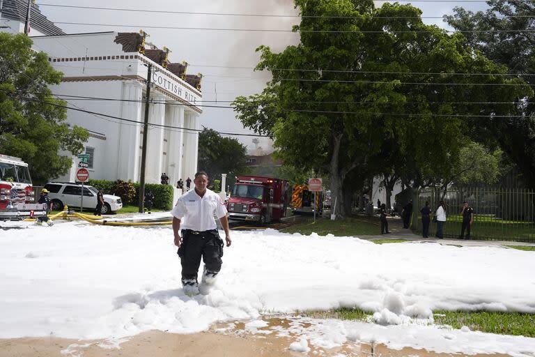 La espuma que se utiliza para apagar los incendios.