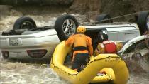 Personal de emergencia traba en el rescate de un hombre que quedó atrapado en su vehículo luego de la crecida del cauce del arroyo Rock Creek en Lafayette, Colorado, este 12 de septiembre. REUTERS/CBS4 Denver/Handout via Reuters