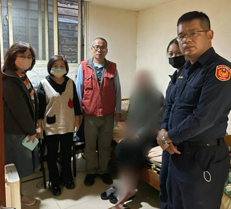 中和警分局安平派出所會同里長關心獨居長者，並轉報相關單位協助。（中和警分局提供）