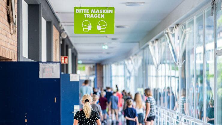 Schülerinnen und Schüler einer Schule in Münster: Sollen die Winterferien wegen der Corona-Pandemie verlängert werden? Foto: dpa