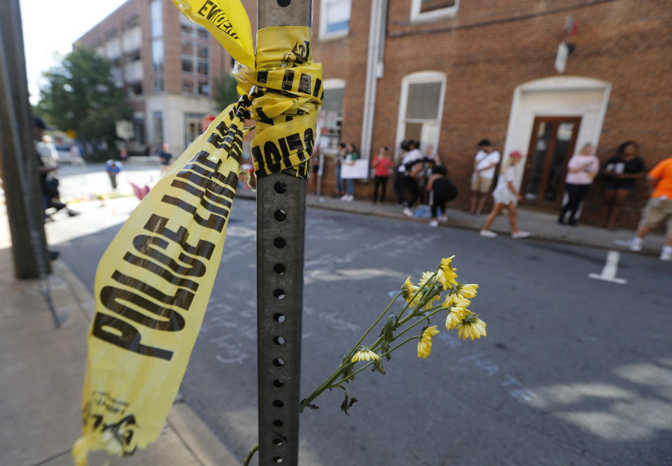Tatort Charlottesville: Hier raste ein Auto in eine Gruppe Demonstranten – eine Frau starb. (Bild: AP Photo)