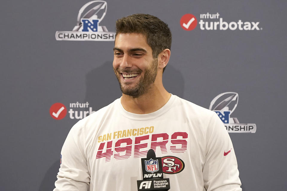 El quarterback Jimmy Garoppolo de los 49ers de San Francisco charla con la prensa previo a un entrenamiento en Santa Clara, California, el miércoles 15 de enero de 2020. Los 49ers recibirán a los Packers de Green Bay en la final de la Conferencia Nacional el domingo. (AP Foto/Tony Avelar)