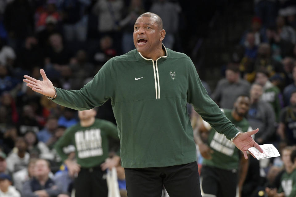 L'entraîneur-chef des Milwaukee Bucks, Doc Rivers, réagit lors de la seconde moitié d'un match de basket-ball de la NBA contre les Memphis Grizzlies, le jeudi 15 février 2024, à Memphis, Tennessee (AP Photo/Brandon Dill)