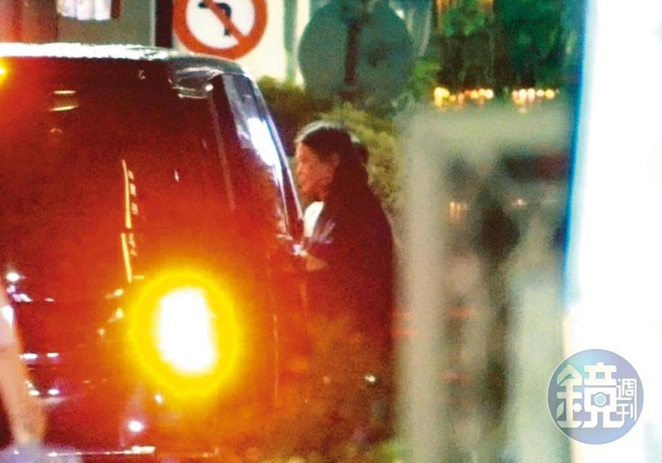 7/27 21：54，演藝圈大姐大邱瓈寬結束餐敘後，搭乘一輛福斯廂型車離開。