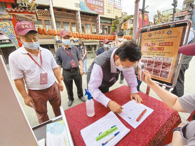 桃園市長鄭文燦17日到「桃園大廟」景福宮視察防疫措施，讚大廟第一時間即配合防疫政策，在廟前廣場設立管制服務站，落實實聯制和酒精消毒，讓信眾在廟埕參拜。（蔡依珍攝）