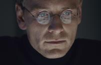 So ähnlich sah Michael Fassbender seinem realen Vorbild im Biopic "Steve Jobs" längst nicht. Aber der Darsteller arbeitete 2015 die Charakteristika des streitbaren Apple-Gründers gut heraus. Und mit schwarzem Rollkragenpulli und runder Brille ... (Bild: Universal Pictures / François Duhamel)