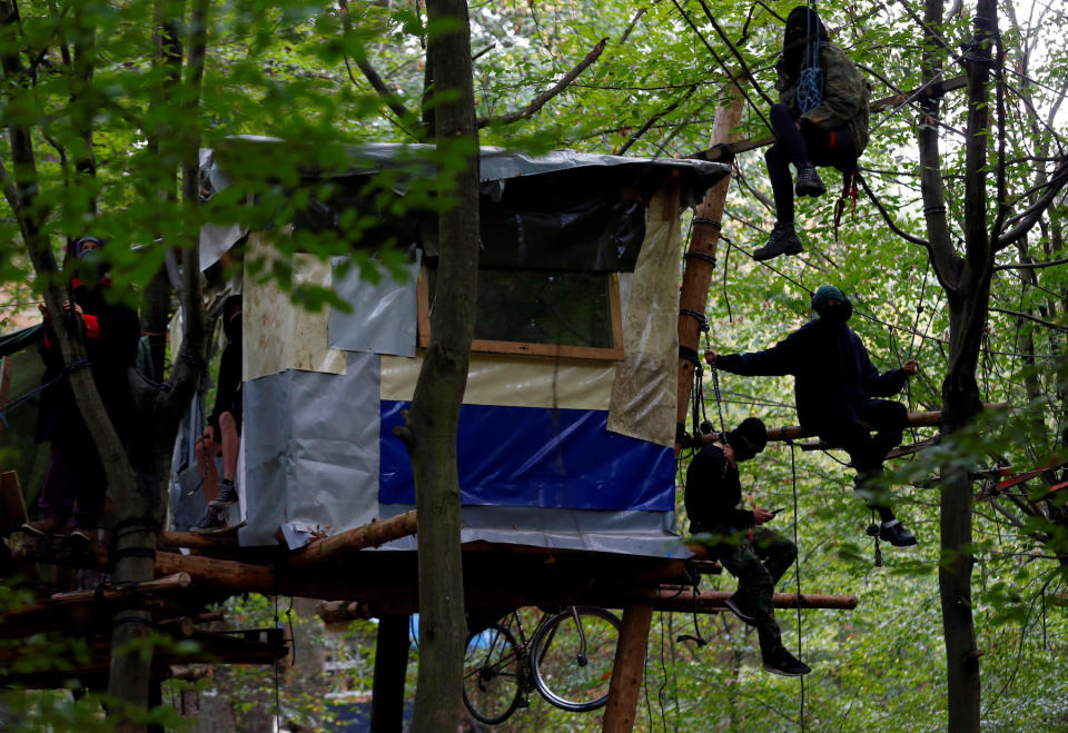 <p>Im Hambacher Forst in der Nähe von Köln räumen Polizisten eine Reihe von Baumhäusern, die von Aktivisten angebracht worden sind. Diese wollten damit gegen das Vorhaben des Energiekonzerns RWE protestieren, den Wald für den Braunkohle-Abbau zu roden. (Bild: Reuters/Thilo Schmuelgen) </p>