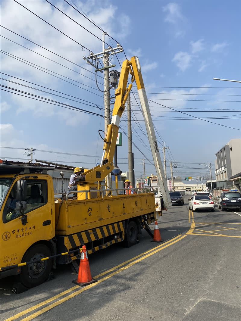 紀姓員工進行電線桿加裝線路開關時，遭高壓電電擊，意外原因有待進一步釐清。(圖／翻攝畫面)