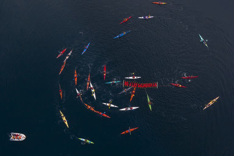 Las instalación de salmoneras en el Canal de Beagle representa una amenaza ambiental para dicho ecosistema marino. Foto: Gentileza Sin Azul No Hay Verde