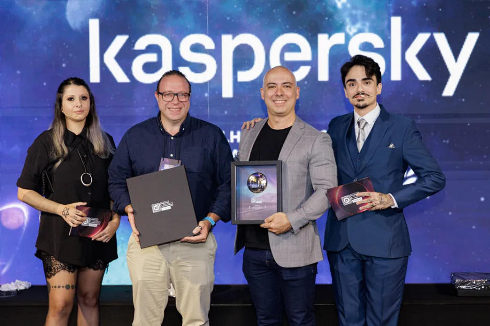 Representantes da Kaspersky recebem o prêmio de Melhor Serviço de Segurança Cibernética 2023 no 6º Prêmio Canaltech (Imagem: Ivo Meneguel Jr./Canaltech)