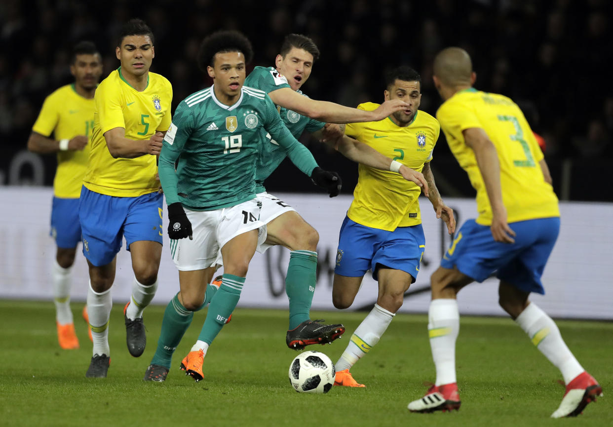 Leroy Sané (l.) und Mario Gomez mit vereinten Kräften gegen die Brasilianer (AP Photo/Markus Schreiber)