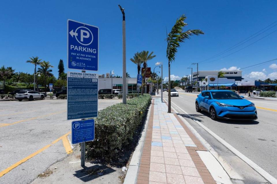 Un estacionamiento privado propiedad de Asta Parking Inc. en 365 Taylor St., el jueves 18 de julio de 2024, en Hollywood, Florida.