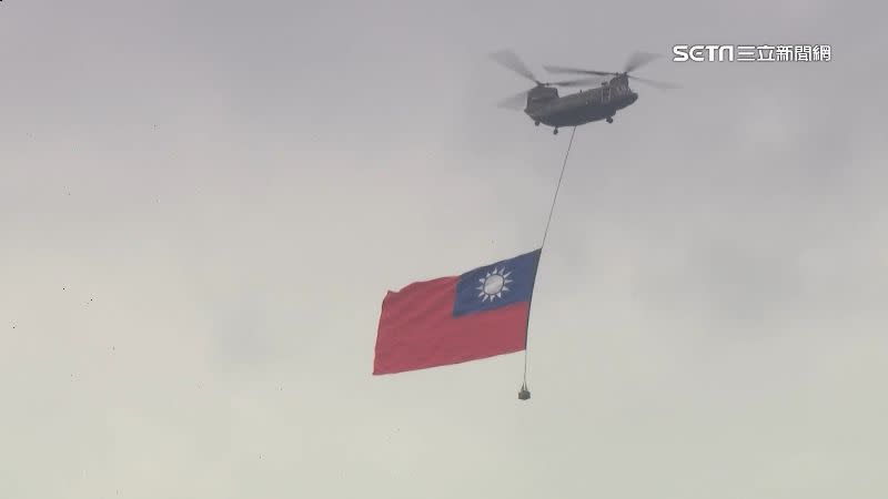 CH47直升機吊掛超大國旗。