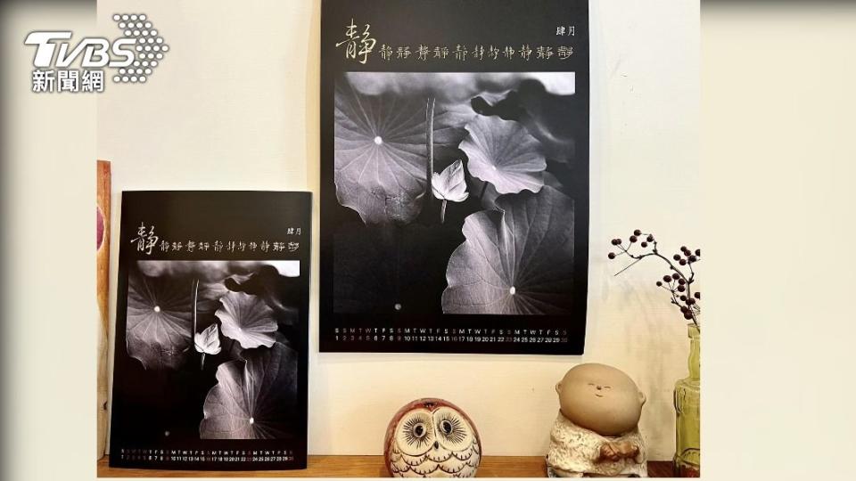 「荷等靜界」是神龍吳峻德2023年推出月曆作品，挑選近10年來的荷花攝影照片，以黑白靜謐的風格，「靜靜」陪伴12個月。