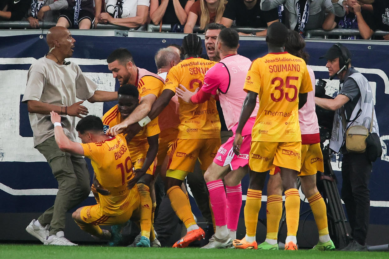 Durant le match de Ligue 2 entre Rodez et Bordeaux, un joueur ruthénois est resté au sol après avoir été bousculé par un ultra des Girondins de Bordeaux qui a fait irruption sur la pelouse. 