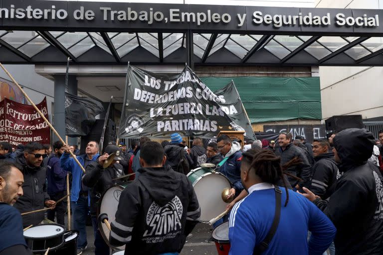 Miembros del sindicato SUTNA en el Ministerio de Trabajo