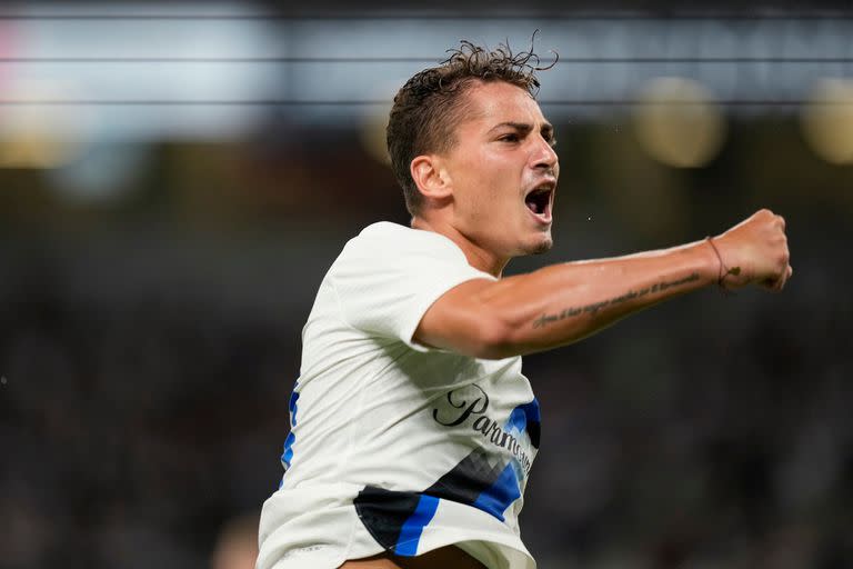 Festeja Esposito, autor del primer gol de Inter, cuyo primer capitán es ahora Lautaro Maríntez.