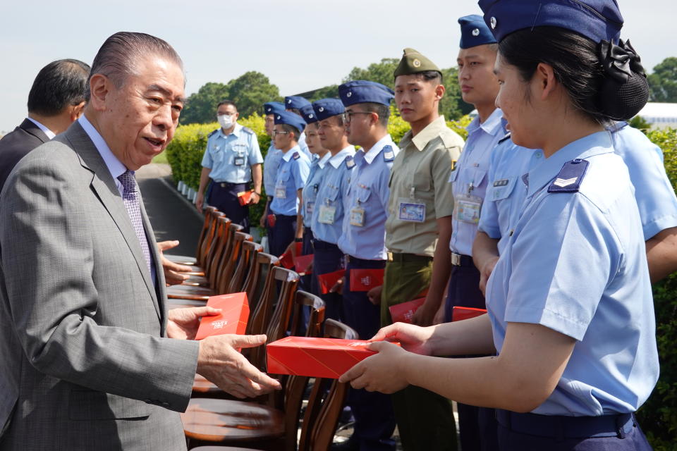 軍友社李棟樑理事長致贈禮品犒慰空軍健兒為國無私奉獻。（羅廣仁攝）     