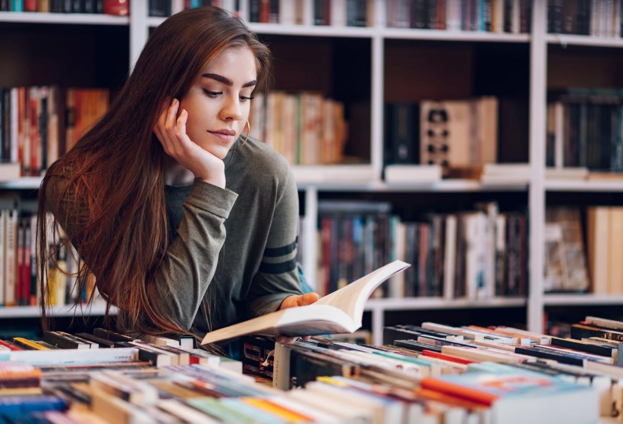 <a href="https://www.shutterstock.com/es/image-photo/young-female-customer-reading-book-bookstore-2137897061" rel="nofollow noopener" target="_blank" data-ylk="slk:Zamrznuti tonovi/Shutterstock;elm:context_link;itc:0;sec:content-canvas" class="link ">Zamrznuti tonovi/Shutterstock</a>