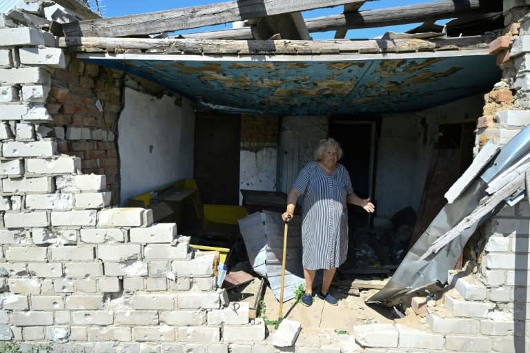 Raïssa Abramtseva dans les ruines de sa maison à Novovorontsovka, dans la région de Kherson, le 3 juin 2024 en Ukraine (Genya SAVILOV)