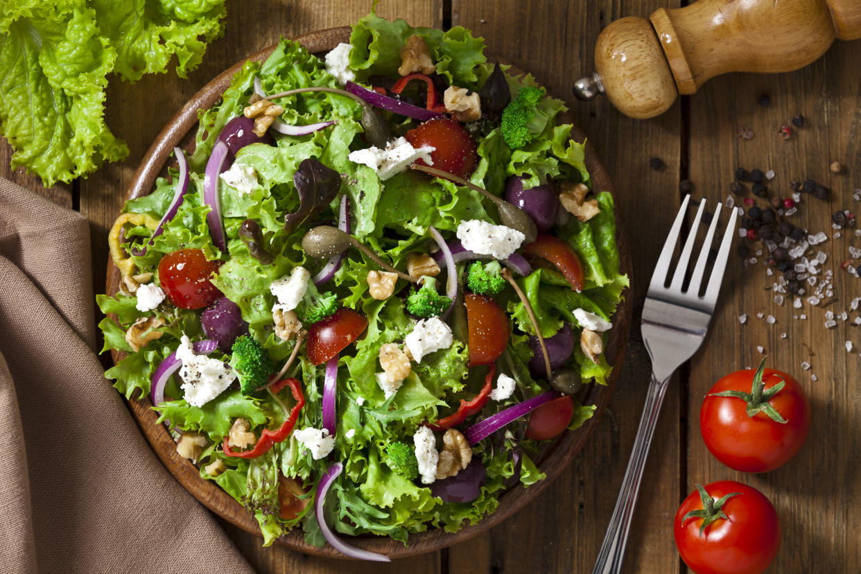 Sollte man nach 18 Uhr wirklich keinen Salat mehr essen? (Bild: Getty Images)