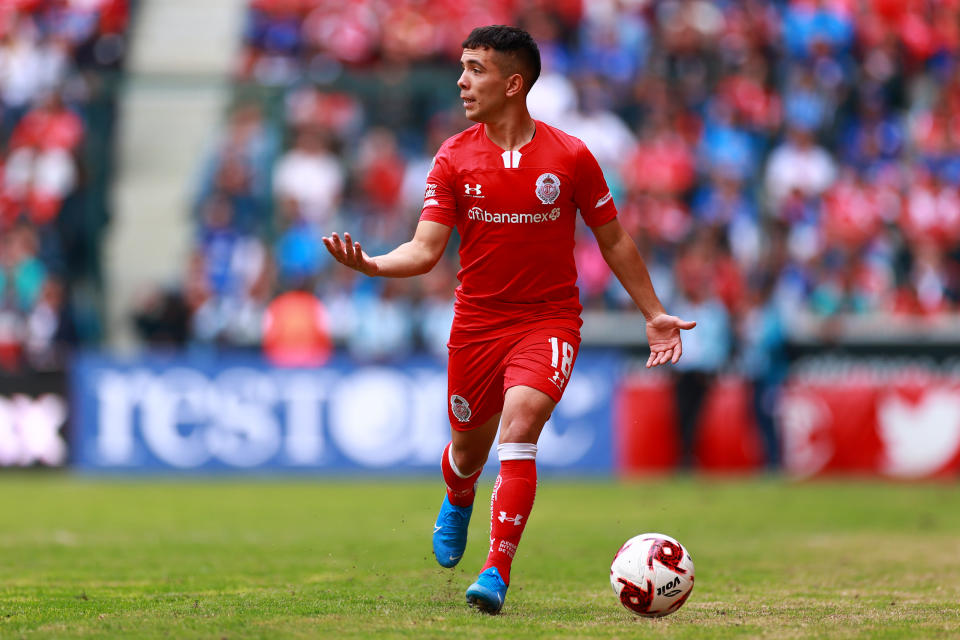 TOLUCA, MEXICO - FEBRUARY 02: Leonardo Fernandez #18 of Toluca drives the ball during the 4th round match between Toluca and Cruz Azul as part of the Torneo Clausura 2020 Liga MX at Nemesio Diez Stadium on February 02, 2020 in Toluca, Mexico. (Photo by Hector Vivas/Getty Images)