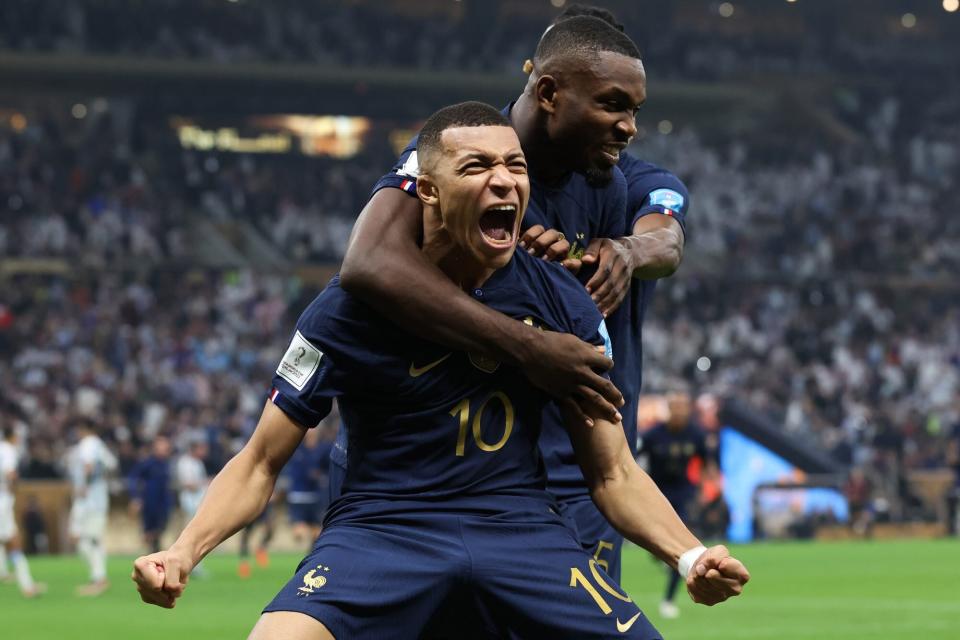 LUSAIL CITY, QATAR – 18 DÉCEMBRE: Le Français Kylian Mbappe célèbre après avoir marqué le deuxième but de son équipe lors du match final de la Coupe du Monde de la FIFA Qatar 2022 entre l'Argentine et la France au stade Lusail le 18 décembre 2022 à Lusail City, Qatar.  (Photo par Alex Livesey - Danehouse/Getty Images)