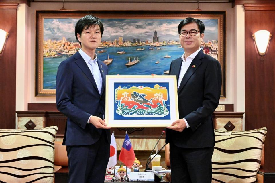 陳其邁(右)致贈大漁旗予鈴木憲和。   圖：高雄市行政暨國際處/提供