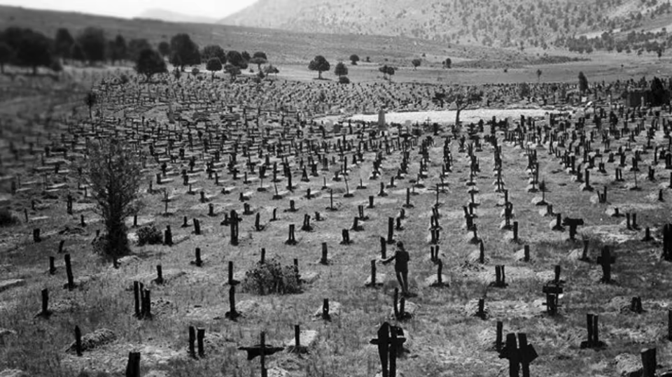 Fotograma del duelo de Sad Hill de la película El bueno, el feo y el malo.