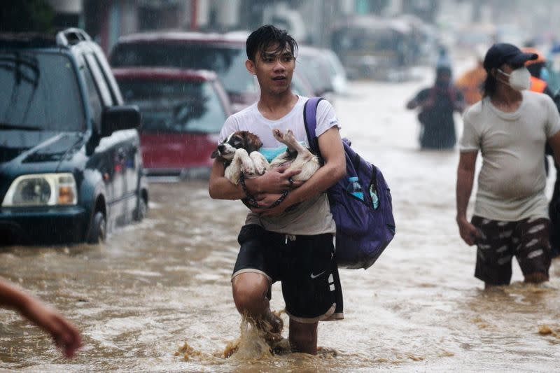 Typhoon Vamco batters Manila