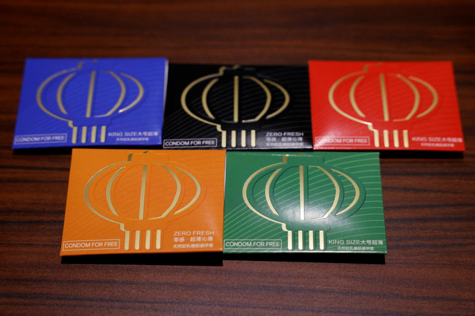 Los condones envueltos individualmente en sobres de colores que se están distribuyendo en los Juegos Olímpicos de Pekín. (Foto: Tyrone Siu / Reuters).