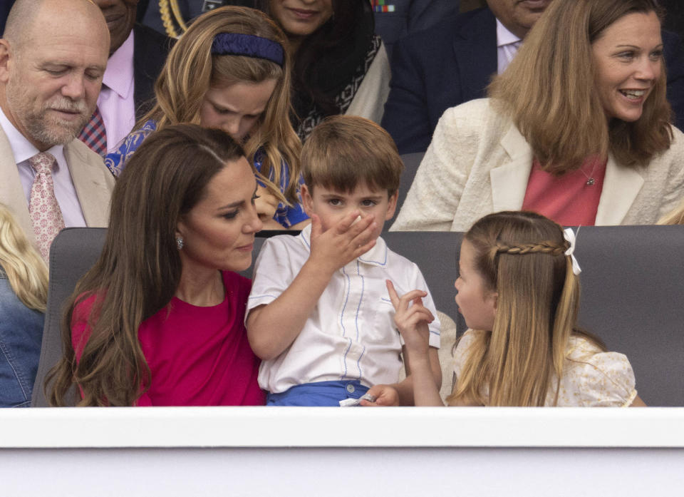 <a href="https://www.elle.fr/People/La-vie-des-people/News/Charlotte-toutes-ces-fois-ou-la-fille-de-Kate-et-William-a-montre-qu-elle-etait-une-parfaite-petite-princesse#xtor=AL-541" rel="nofollow noopener" target="_blank" data-ylk="slk:Voir la suite des photos sur ELLE.fr;elm:context_link;itc:0;sec:content-canvas" class="link ">Voir la suite des photos sur ELLE.fr</a><br><h3> A lire aussi </h3><ul><li><a href="https://www.elle.fr/People/La-vie-des-people/News/Funerailles-d-Elisabeth-II-la-princesse-Charlotte-a-t-elle-vraiment-pleure-4056949#xtor=AL-541" rel="nofollow noopener" target="_blank" data-ylk="slk:Funérailles d’Elisabeth II : la princesse Charlotte a-t-elle vraiment pleuré ?;elm:context_link;itc:0;sec:content-canvas" class="link ">Funérailles d’Elisabeth II : la princesse Charlotte a-t-elle vraiment pleuré ? </a></li><li><a href="https://www.elle.fr/People/La-vie-des-people/News/Funerailles-d-Elisabeth-II-le-courageux-hommage-de-George-et-Charlotte-a-leur-arriere-grand-mere#xtor=AL-541" rel="nofollow noopener" target="_blank" data-ylk="slk:Funérailles d’Elisabeth II : le courageux hommage de George et Charlotte à leur arrière-grand-mère;elm:context_link;itc:0;sec:content-canvas" class="link ">Funérailles d’Elisabeth II : le courageux hommage de George et Charlotte à leur arrière-grand-mère</a></li><li><a href="https://www.elle.fr/People/La-vie-des-people/News/Funerailles-d-Elisabeth-II-le-prince-George-et-la-princesse-Charlotte-seront-presents-4056639#xtor=AL-541" rel="nofollow noopener" target="_blank" data-ylk="slk:Funérailles d’Elisabeth II : le prince George et la princesse Charlotte seront présents;elm:context_link;itc:0;sec:content-canvas" class="link ">Funérailles d’Elisabeth II : le prince George et la princesse Charlotte seront présents </a></li><li><a href="https://www.elle.fr/People/La-vie-des-people/News/Kate-et-William-les-photos-de-la-rentree-de-George-Charlotte-et-Louis#xtor=AL-541" rel="nofollow noopener" target="_blank" data-ylk="slk:Kate et William : les photos de la rentrée de George, Charlotte et Louis;elm:context_link;itc:0;sec:content-canvas" class="link ">Kate et William : les photos de la rentrée de George, Charlotte et Louis</a></li><li><a href="https://www.elle.fr/Astro/Horoscope/Quotidien#xtor=AL-541" rel="nofollow noopener" target="_blank" data-ylk="slk:Consultez votre horoscope sur ELLE;elm:context_link;itc:0;sec:content-canvas" class="link ">Consultez votre horoscope sur ELLE</a></li></ul>