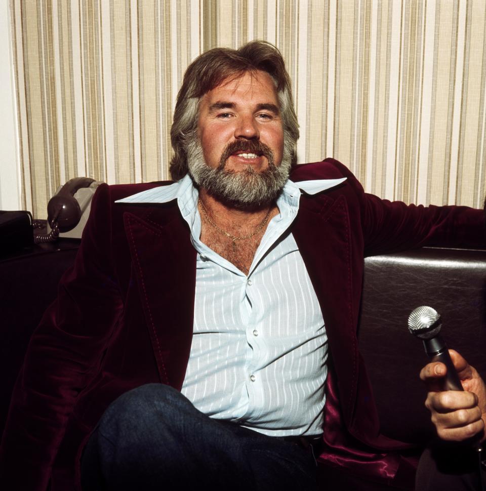 LONDON, UK - 1977: Kenneth Ray "Kenny" Rogers is an American singer-songwriter, photographer, record producer, actor, entrepreneur and author, and member of the Country Music Hall of Fame. (Photo by George Wilkes/Hulton Archive/Getty Images)