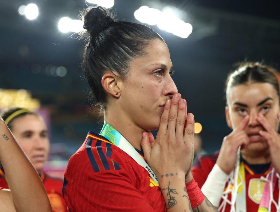 La estrella española Jenni Hermoso reacciona después de que el presidente de la FA la besara en los labios