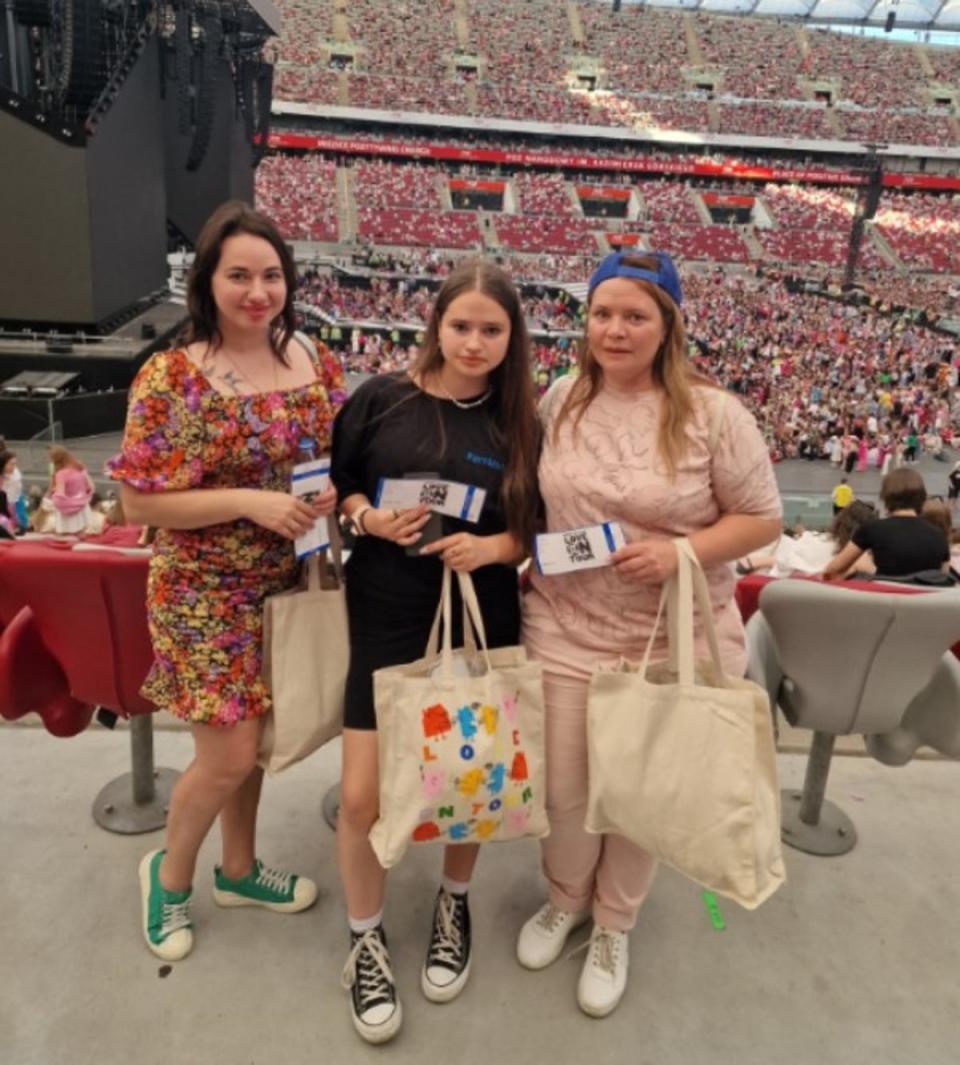 Maryna, her 13-year-old daughter Daria and her friend Daria Kathina saw him perform on Sunday (IRC-Weronika Rzezutka)