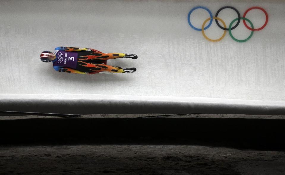 La estadounidense Kate Hansen durante un entrenamiento para la competencia de luge en los Juegos Olímpicos de Invierno en Krasnaya Polyana, Rusia, el jueves 6 de febrero de 2014. (AP Foto/Natacha Pisarenko)