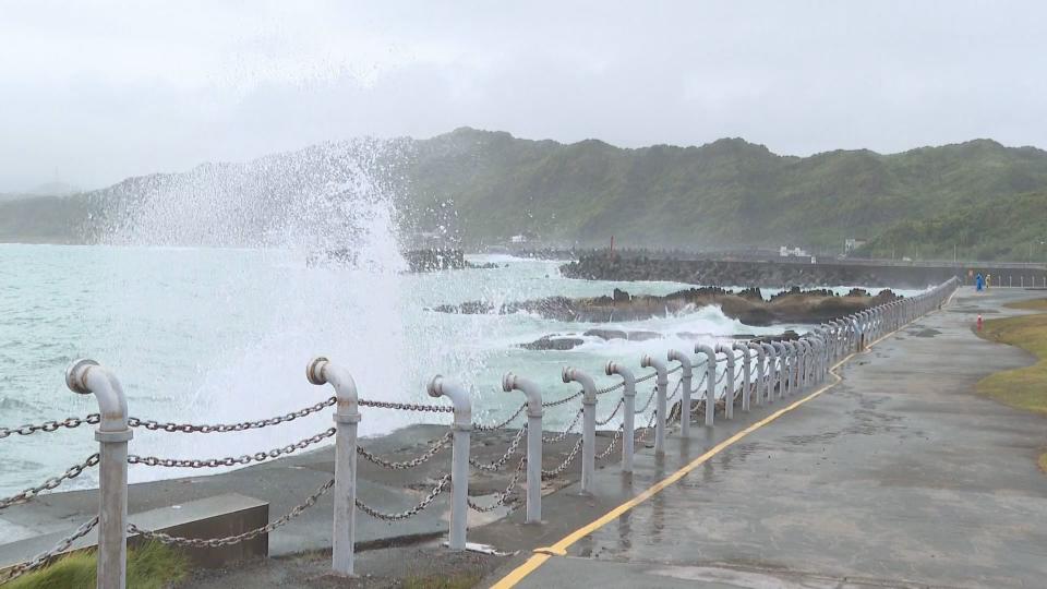 瑪娃颱風帶來大浪及強風，台東縣政府宣布蘭嶼鄉30日下午1時起停班停課。（示意圖，資料照）