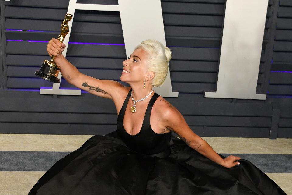 The only way to hold an Oscar, TBH