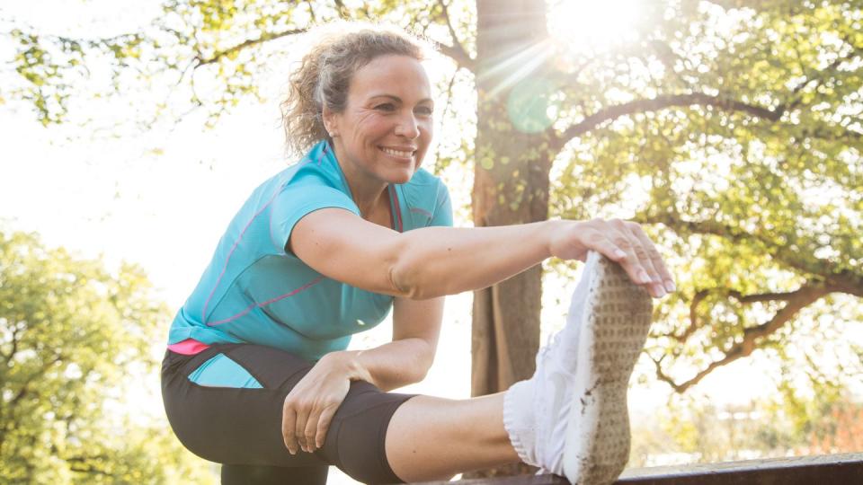 Vor der Joggingrunde halten Experten das Dehnen für verzichtbar - nach dem Laufen leitet es aber die Regeneration ein.