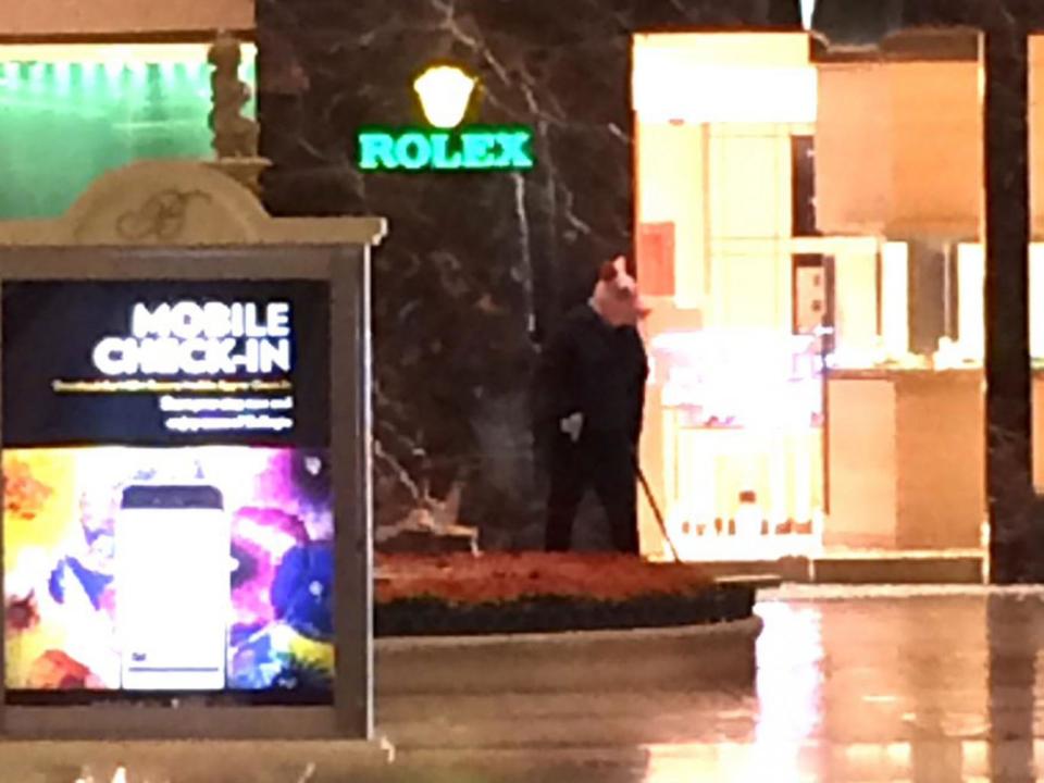 An armed robber in a pig mask at the Bellagio hotel and casino in Las Vegas on 25 March (@Kir_kamil)