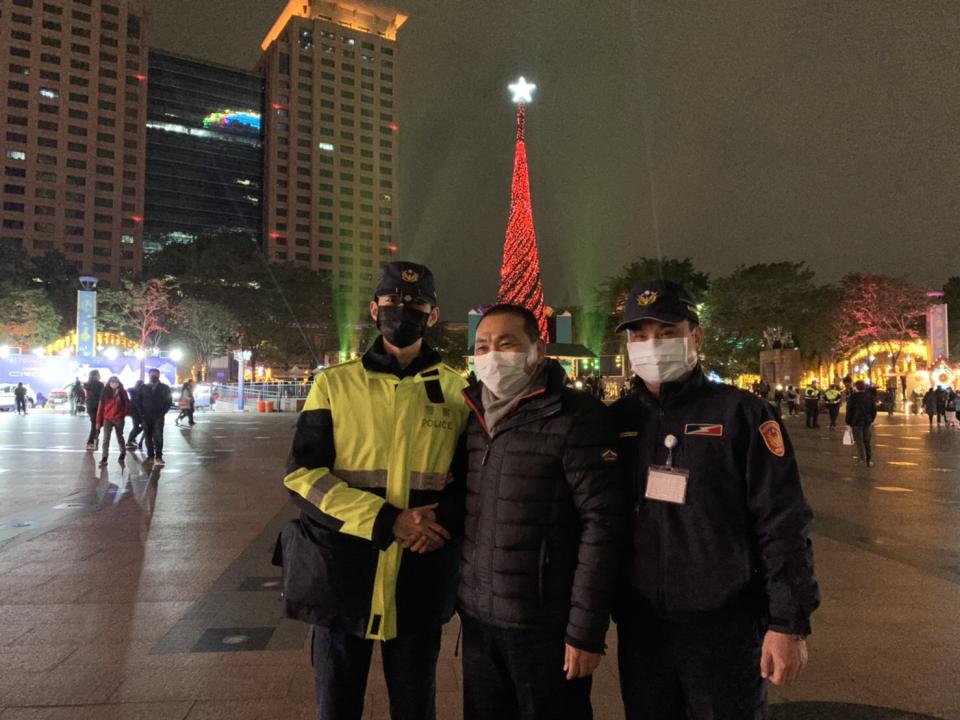 侯友宜今晚特地到市民廣場向工作人員、警察致謝。    圖：新北市觀光旅遊局提供