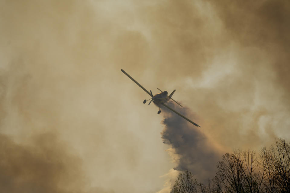 Un avión combate un incendio en el Delta del Paraná cerca de Victoria, provincia de Entre Ríos, Argentina, el viernes 19 de agosto de 2022. Los incendios forestales en el Delta del Paraná han consumido miles de hectáreas del humedal argentino. (Foto AP/Natacha Pisarenko)