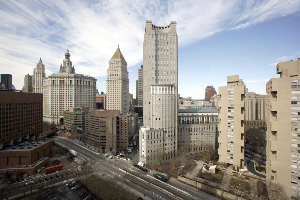 Manhattan Federal court, center and Metropolitan Correctional Center.  (Photo: Mary Altaffer/AP)