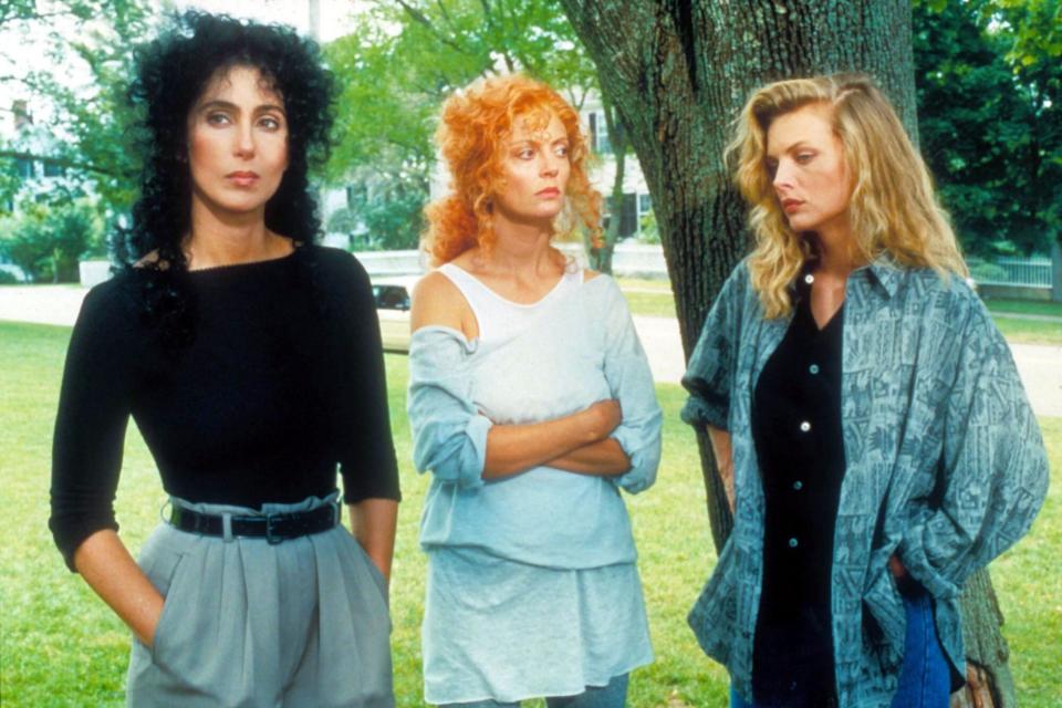 THE WITCHES OF EASTWICK 1987 CHER SUSAN SARANDON MICHELLE PFEIFFER WOE 049, Photo by: Everett Collec